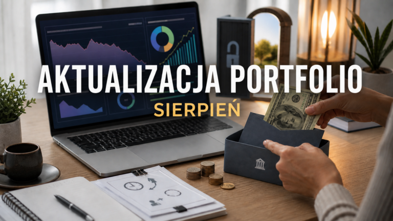 Laptop z wykresami finansowymi, koperta z pieniędzmi i napis „AKTUALIZACJA PORTFOLIO – SIERPIEŃ”
